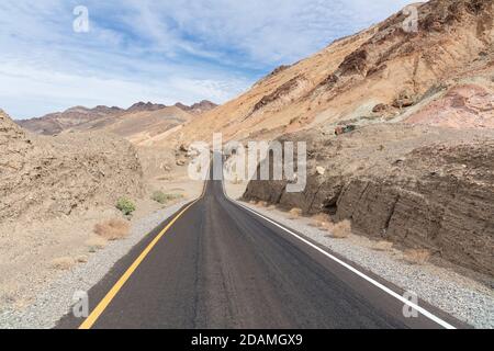 Una strada attraverso il deserto nel Death Valley National Park, California Foto Stock