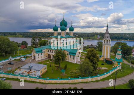 La Cattedrale della Resurrezione di Cristo è da vicino in un giorno nuvoloso di luglio (sparando da un quadricottero). Tutaev, Russia Foto Stock