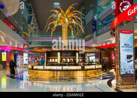 DUBAI, Emirati Arabi Uniti - 02 FEBBRAIO 2020: Golden Palm tree sopra la sezione gioielli del negozio Duty Free nella zona di transito dell'aeroporto di Dubai Foto Stock