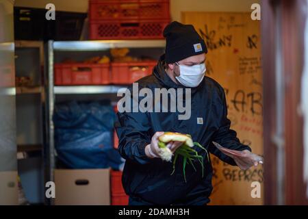 Halberstadt, Germania. 13 Nov 2020. Andreas Gottschalt dell'iniziativa 'Gastro hilft' conserva il cibo donato dai supermercati nel 'centro culturale sociale'. Il cibo proveniente da diversi supermercati della regione viene distribuito il lunedì, il mercoledì e il venerdì senza un test di mezzi. Attualmente, circa 25 a 30 persone sono fornite di cibo donato. Credit: Klaus-Dietmar Gabbert/dpa-Zentralbild/dpa/Alamy Live News Foto Stock