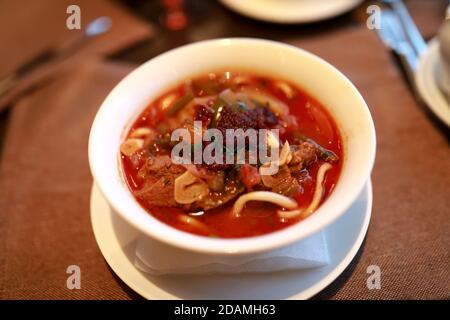 Ciotola con zuppa di lagman sul tavolo nel ristorante Foto Stock