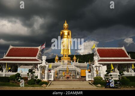 Phra Buddha Mongkol Maharaj al picco del Hat Yai Municipal Park a Hat Yai, provincia di Songkhla, nel sud della Thailandia Foto Stock