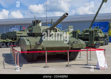 REGIONE DI MOSCA, RUSSIA - 25 AGOSTO 2020: Il nuovo carro armato russo "Armata" T-14 al forum internazionale militare "Army-2020" in ' Patriot Park' Foto Stock