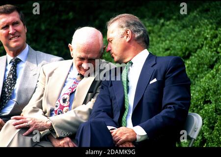 Il rappresentante degli Stati Uniti Jack Brooks (democratico del Texas), presidente del Comitato giudiziario della Camera degli Stati Uniti, al centro, converge con il senatore statunitense Joseph Biden (democratico del Delaware), presidente del Comitato giudiziario del Senato degli Stati Uniti, a destra, all'annuncio dell'iniziativa anti-crimine del presidente americano Bill Clinton nel Rose Garden della Casa Bianca a Washington, DC mercoledì 11 agosto 1993. Guardando a sinistra si trova il senatore americano William Cohen (Repubblicano del Maine).Credit: Ron Sachs/CNP | Usage worldwide Foto Stock