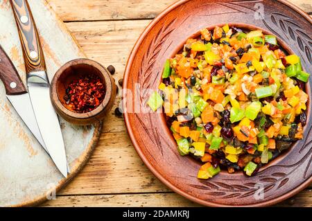 Gustose salse di verdure o ragù. Fette di verdure stufate su un piatto. Foto Stock