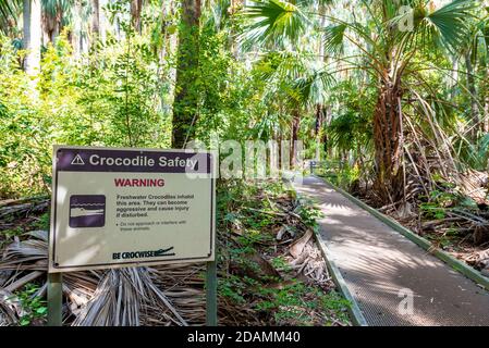 Pericolo coccodrilli, no nuoto - cartello di avvertimento situato nel territorio del Nord, Australia. Foto Stock