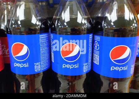 Syktyvkar, Russia -13.33.2020: Prodotti Pepsi esposti in un negozio di alimentari. Pepsi Company è il principale produttore mondiale di bevande analcoliche. Foto di alta qualità Foto Stock