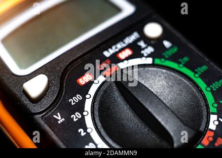 foto macro primo piano del pannello del multimetro. Foto Stock