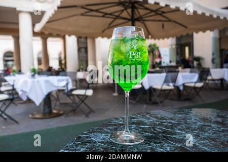 Padova - 16 2020 agosto: Aperitivo Green Spritz P31 al caffe Pedrocchi su un tavolo Foto Stock