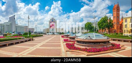 Minsk, Bielorussia, 26 luglio 2020: Maxim Tank Università Pedagogica di Stato bielorusso, Santi Simone e Helena Chiesa Cattolica Romana o Chiesa Rossa e min Foto Stock