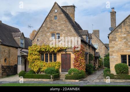 Cotswold Stone cottage a Broadway in autunno. Broadway, Cotswolds, Worcestershire, Inghilterra Foto Stock