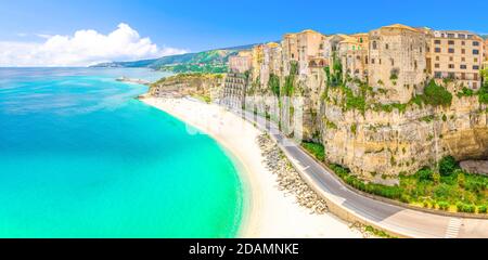 Vista panoramica aerea della città di Tropea e della costa della spiaggia del Mar Tirreno con acque azzurre turchesi, case colorate edifici sulla cima di alto grande ro Foto Stock