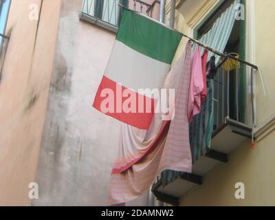 bandiera italiana sul balcone Foto Stock