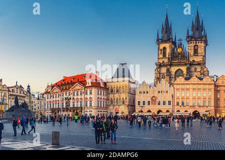 Praga, Repubblica Ceca, 13 maggio 2019: La gente sta camminando lungo la Piazza della Città Vecchia, stare Mesto, nel centro storico della città. Chiesa Gotica di nostra Signora prima di Tyn, vista serale, Boemia Foto Stock