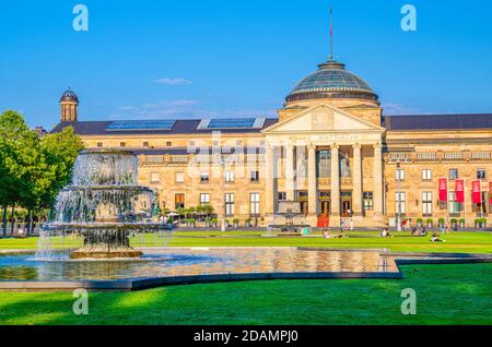 Wiesbaden, Germania, 24 agosto 2019: Kurhaus o curativo casa spa e casinò edificio e Bowling Green parco con prato erboso, vicolo alberi e stagno con fontana nel centro storico della città, stato di Assia Foto Stock