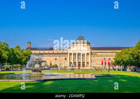 Wiesbaden, Germania, 24 agosto 2019: Kurhaus o curativo casa spa e casinò edificio e Bowling Green parco con prato erboso, vicolo alberi e stagno con fontana nel centro storico della città, stato di Assia Foto Stock