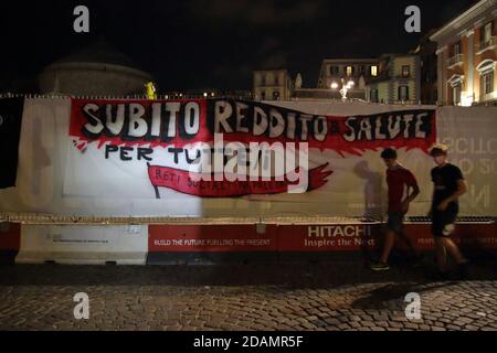 Napoli, Italia. 13 Nov 2020. Manifestazione cittadina per chiedere immediatamente tutta una serie di misure per la salute pubblica, il commercio, la scuola. Immediatamente una tassa di ricchezza sui ricchi per aiutare l'assistenza sanitaria in questo tempo storico così in difficoltà. Organizzato da numerose associazioni politiche e laboratori. (Foto di Pasquale Senatore/Pacific Press) Credit: Pacific Press Media Production Corp./Alamy Live News Foto Stock