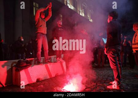 Napoli, Italia. 13 Nov 2020. Manifestazione cittadina per chiedere immediatamente tutta una serie di misure per la salute pubblica, il commercio, la scuola. Immediatamente una tassa di ricchezza sui ricchi per aiutare l'assistenza sanitaria in questo tempo storico così in difficoltà. Organizzato da numerose associazioni politiche e laboratori. (Foto di Pasquale Senatore/Pacific Press) Credit: Pacific Press Media Production Corp./Alamy Live News Foto Stock