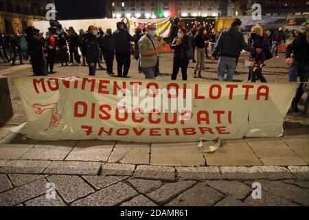 Napoli, Italia. 13 Nov 2020. Manifestazione cittadina per chiedere immediatamente tutta una serie di misure per la salute pubblica, il commercio, la scuola. Immediatamente una tassa di ricchezza sui ricchi per aiutare l'assistenza sanitaria in questo tempo storico così in difficoltà. Organizzato da numerose associazioni politiche e laboratori. (Foto di Pasquale Senatore/Pacific Press) Credit: Pacific Press Media Production Corp./Alamy Live News Foto Stock