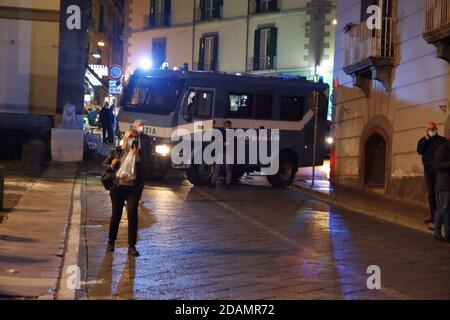 Napoli, Italia. 13 Nov 2020. Manifestazione cittadina per chiedere immediatamente tutta una serie di misure per la salute pubblica, il commercio, la scuola. Immediatamente una tassa di ricchezza sui ricchi per aiutare l'assistenza sanitaria in questo tempo storico così in difficoltà. Organizzato da numerose associazioni politiche e laboratori. (Foto di Pasquale Senatore/Pacific Press) Credit: Pacific Press Media Production Corp./Alamy Live News Foto Stock