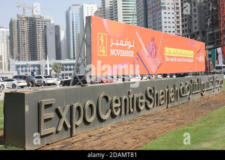 Sharjah International Book Fair (dal 4 al 14 novembre 2020) al centro esposizioni Sharjah, Emirati Arabi Uniti. La mega fiera al dettaglio presenta 1,024 editori provenienti da 73 paesi. Foto Stock