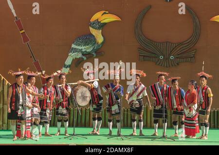 Una tribù di Naga che suona la loro musica folk e che si esibisce l Danza folcloristica sul palco durante il festival Hornbill a Nagaland India Il 4 dicembre 2016 Foto Stock