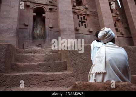 Pellegrino copto cristiano fuori dalla chiesa scavata nella roccia di Lalibela, Etiopia Foto Stock