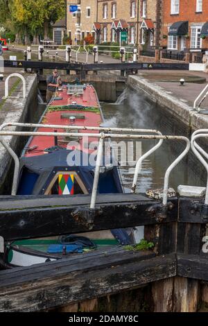 una tradizionale barca stretta in una serratura presso il museo dei canali e dei corsi d'acqua a stoke bruerne nel northamptonshire, regno unito Foto Stock