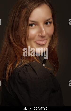 Ritratto di una giovane donna nello Studio Foto Stock