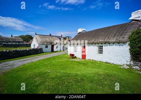 Cregneash il villaggio museo vivente con tradizionale paglia su cottage Foto Stock