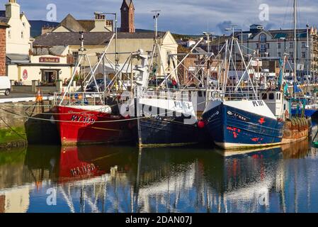 Tre barche da pesca dell'Isola di Man ormeggiate nel porto di Peel Foto Stock