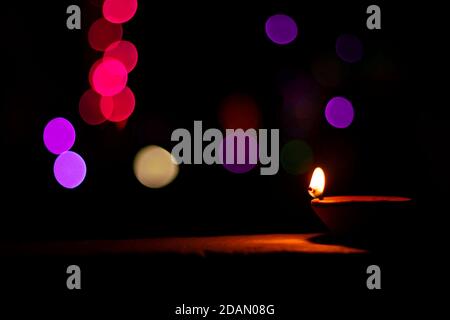 Happy Diwali - lampade diya in argilla accese durante la celebrazione di diwali Foto Stock