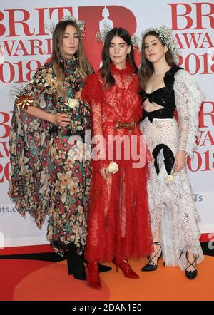 Este Haim, Danielle Haim e Alana Haim di Haim partecipano ai BRIT Awards 2018 che si sono tenuti alla O2 Arena il 21 febbraio 2018 a Londra, Inghilterra. Foto Stock