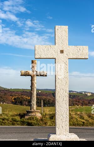 Due antiche croci cristiane in pietra e marmo, vicino al piccolo villaggio di Sant'Anna d'Alfaedo, altopiano della Lessinia, Verona, Italia, Europa. Foto Stock