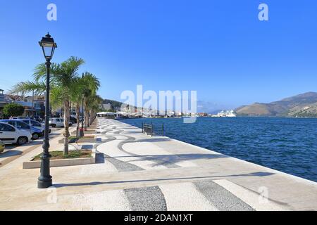 La vista sul lungomare della pittoresca cittadina di Argostoli sull'isola greca di Cefalonia. Foto Stock