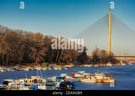 Belgrado / Serbia - 15 gennaio 2017: Il Ponte Ada, un ponte sospeso via cavo sul fiume Sava ghiacciato in inverno a Belgrado, Serbia Foto Stock