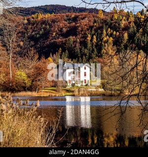 Tipico cottage di montagna sul Lago CEI, un tranquillo lago alpino. Nel comune di Villa Lagarina, il Lago CEI è un luogo incantevole in Trentino. Foto Stock
