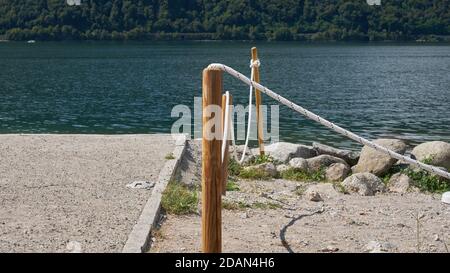 Una corda bianca spessa è attaccata ad un legno massiccio Palo in Abbadia Beach Foto Stock