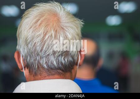 Una testa posteriore maschile asiatica anziana con capelli neri ombreggianti da grigio a bianco con problemi di caduta di glabrous o calvo. Foto Stock