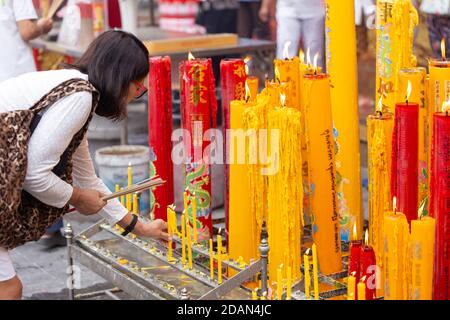 I tailandesi asiatici adorano il Buddha nel Santuario di Guan Yin Thien Fah con fiori, incenso e grandi candele. I templi cinesi sono una famosa destina turistica Foto Stock