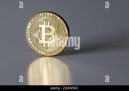 Bitcoin, moneta criptovaluta digitale, moneta Bitcoin fisica. Foto Stock