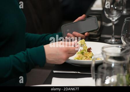 Colcannon irlandese servito in una ciotola bianca o in purè di patate tradizionale con aggiunta di kale, porro e cipolla verde, primo piano Foto Stock