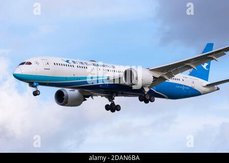 Aereo di linea B-7838 di XiamenAir 787 Jet in avvicinamento all'aeroporto Heathrow di Londra, Regno Unito, durante il blocco COVID 19. Primo volo cargo dalla Cina UK Foto Stock