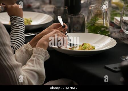 Colcannon irlandese servito in una ciotola bianca o in purè di patate tradizionale con aggiunta di kale, porro e cipolla verde, primo piano Foto Stock