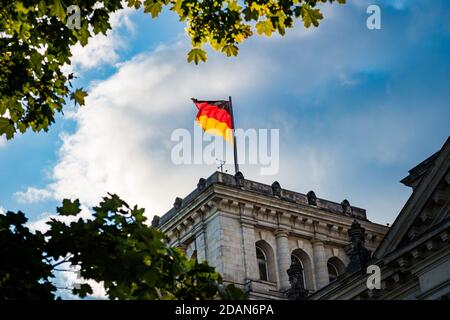 Torre del parlamento tedesco con bandiera tedesca Foto Stock