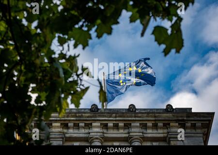 Torre del parlamento tedesco con bandiera europea Foto Stock