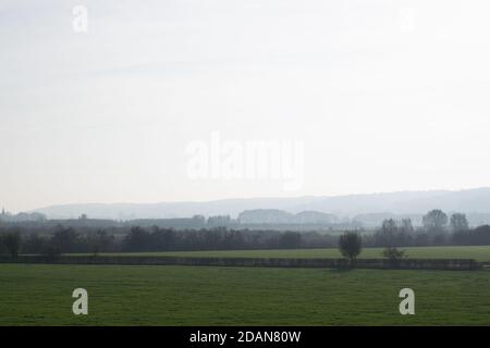 Misty paesaggio olandese polder nei Paesi Bassi, in Europa Foto Stock