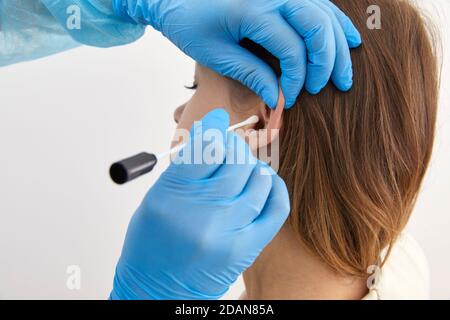 Controllo dell'orecchio con batuffolo di cotone in laboratorio medico Foto Stock