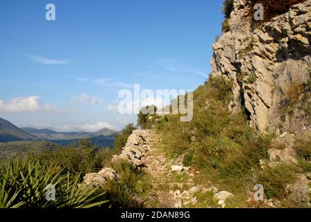 Storico percorso mozarabico, ora un popolare sentiero escursionistico nella Vall de Laguart vicino Benimaaurell, provincia di Alicante, Spagna Foto Stock