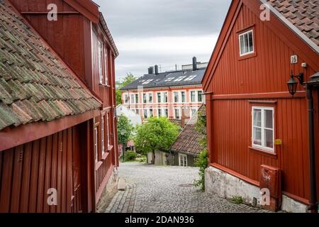 strada attraverso case rosse in norvegia Foto Stock